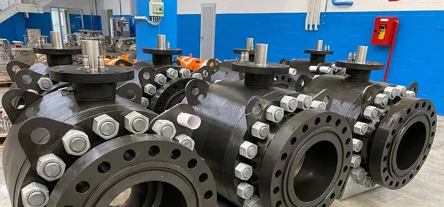 Imagem de uma operação mostra um conjunto de válvulas industriais do tipo esfera em atuação.