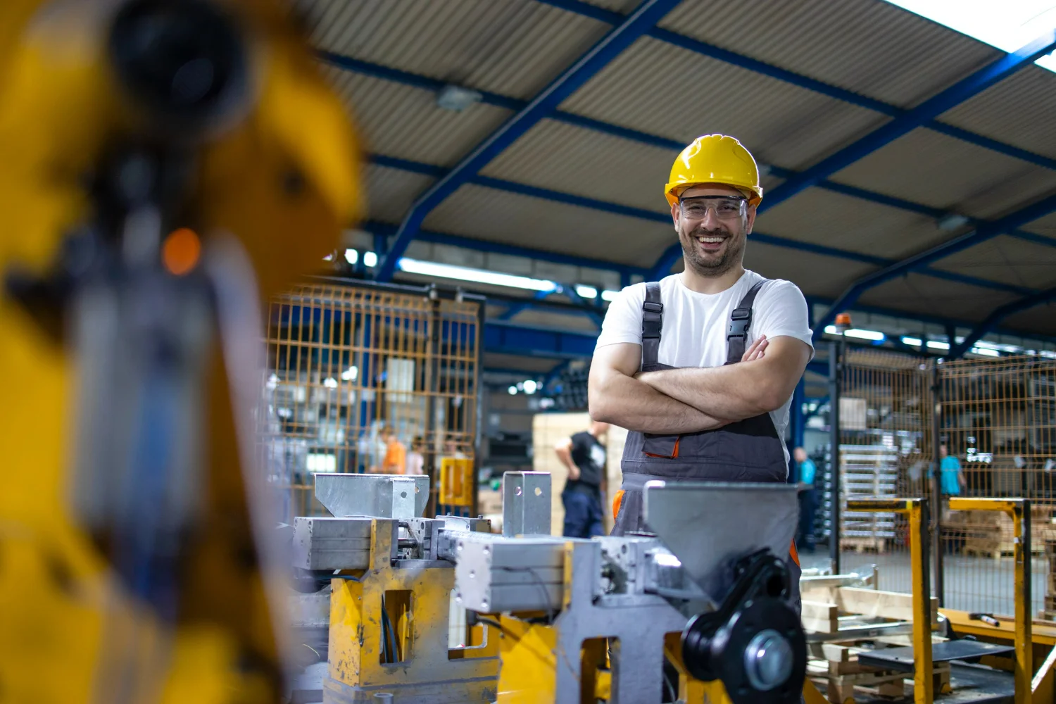 Engenheiro em frente a maquinário, simbolizando a importância do planejamento de paradas para a segurança e eficiência operacional.