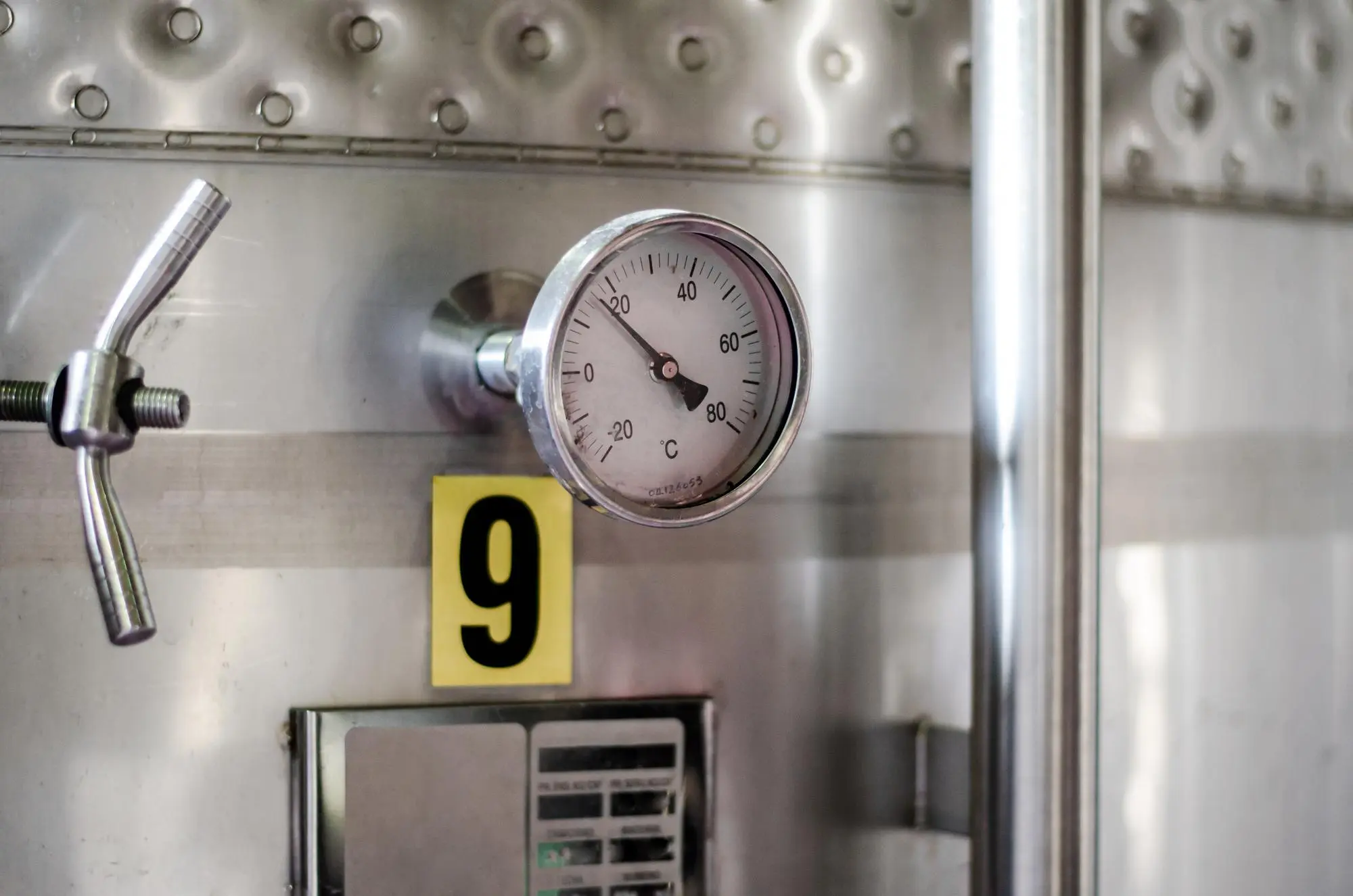 Imagem mostra o medidor térmico de um equipamento industrial, simbolizando a importância das válvulas de controle de temperaturas.