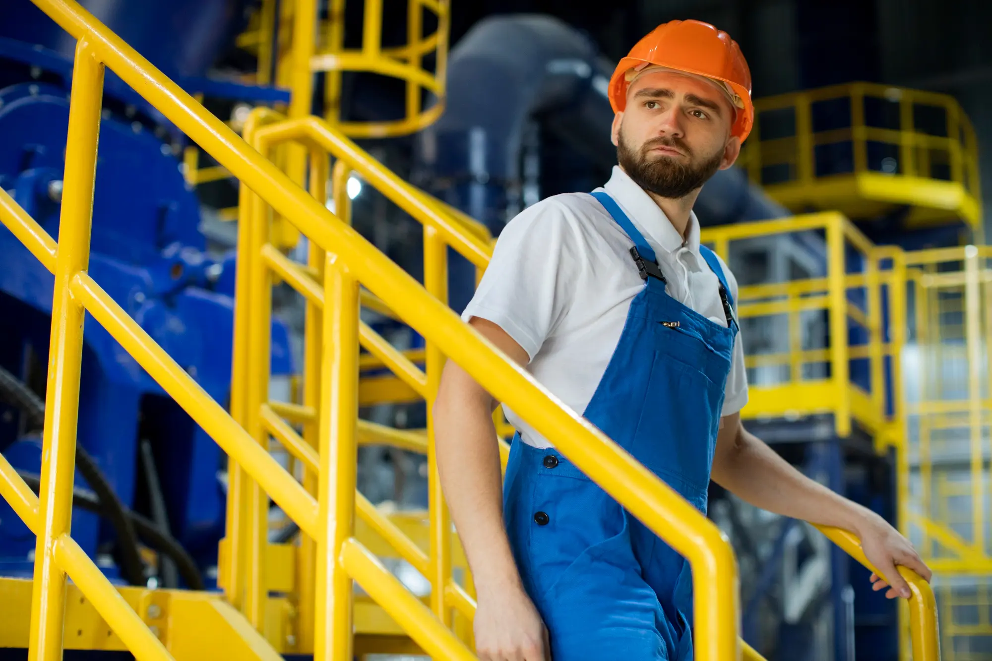 Trabalhador usando EPIs em uma estrutura modular, simbolizando a utilização de um skid industrial em setores complexos de produção.