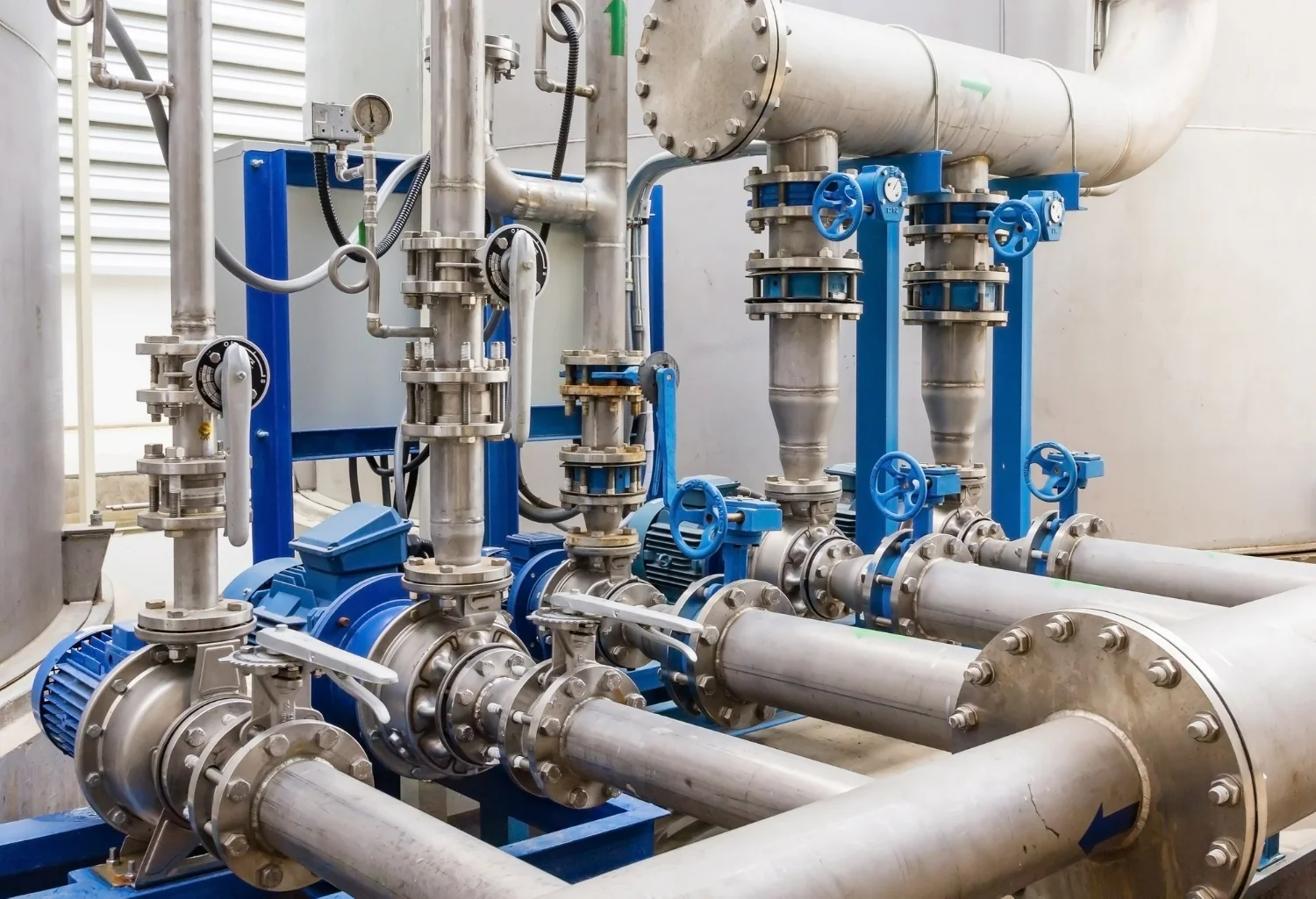 Imagem da tubulação de uma estação hidráulica, representando a importância do controle de fluidos industriais com válvulas reguladoras.