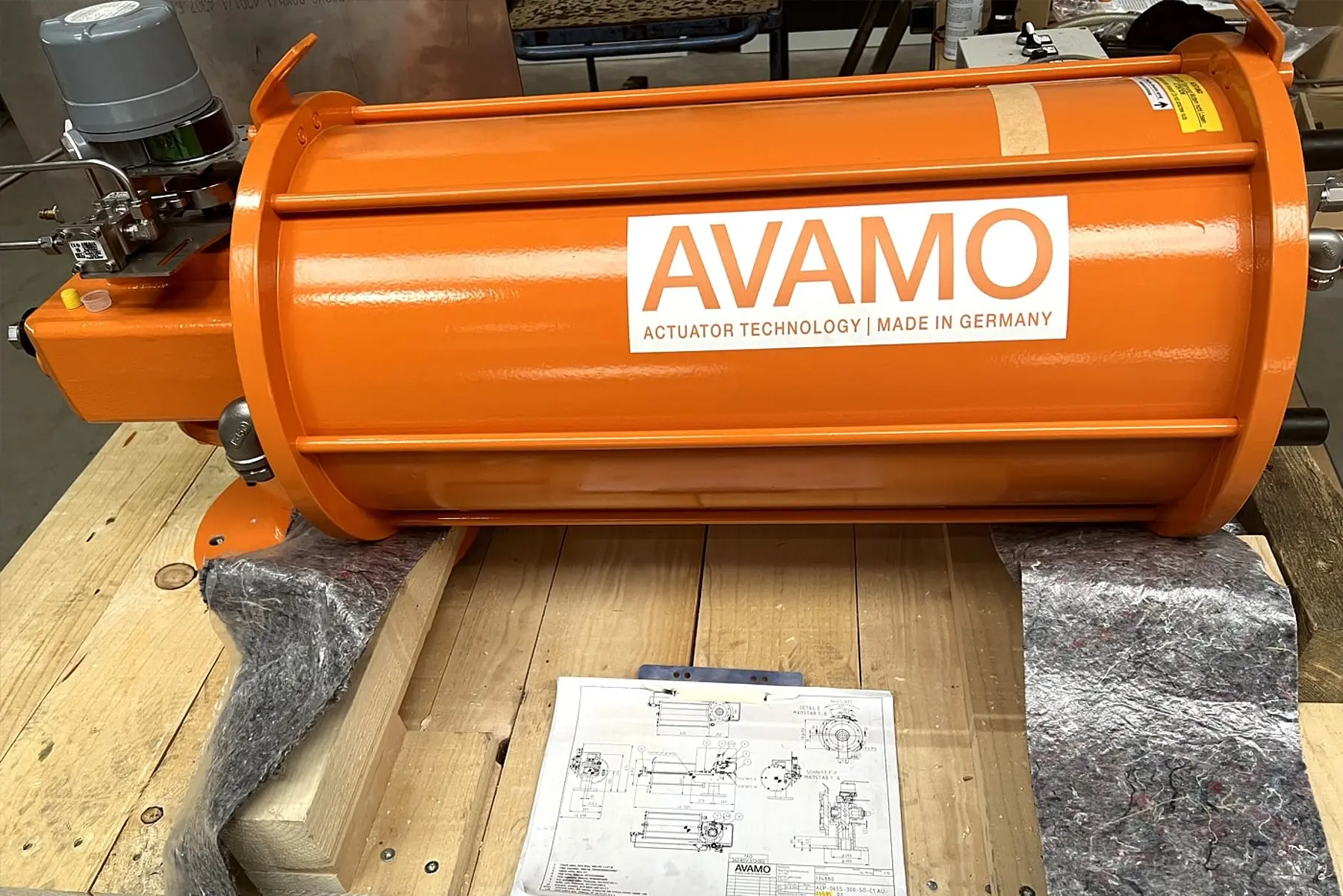 Imagem de um atuador pneumático rotativo da Samson, na cor laranja.