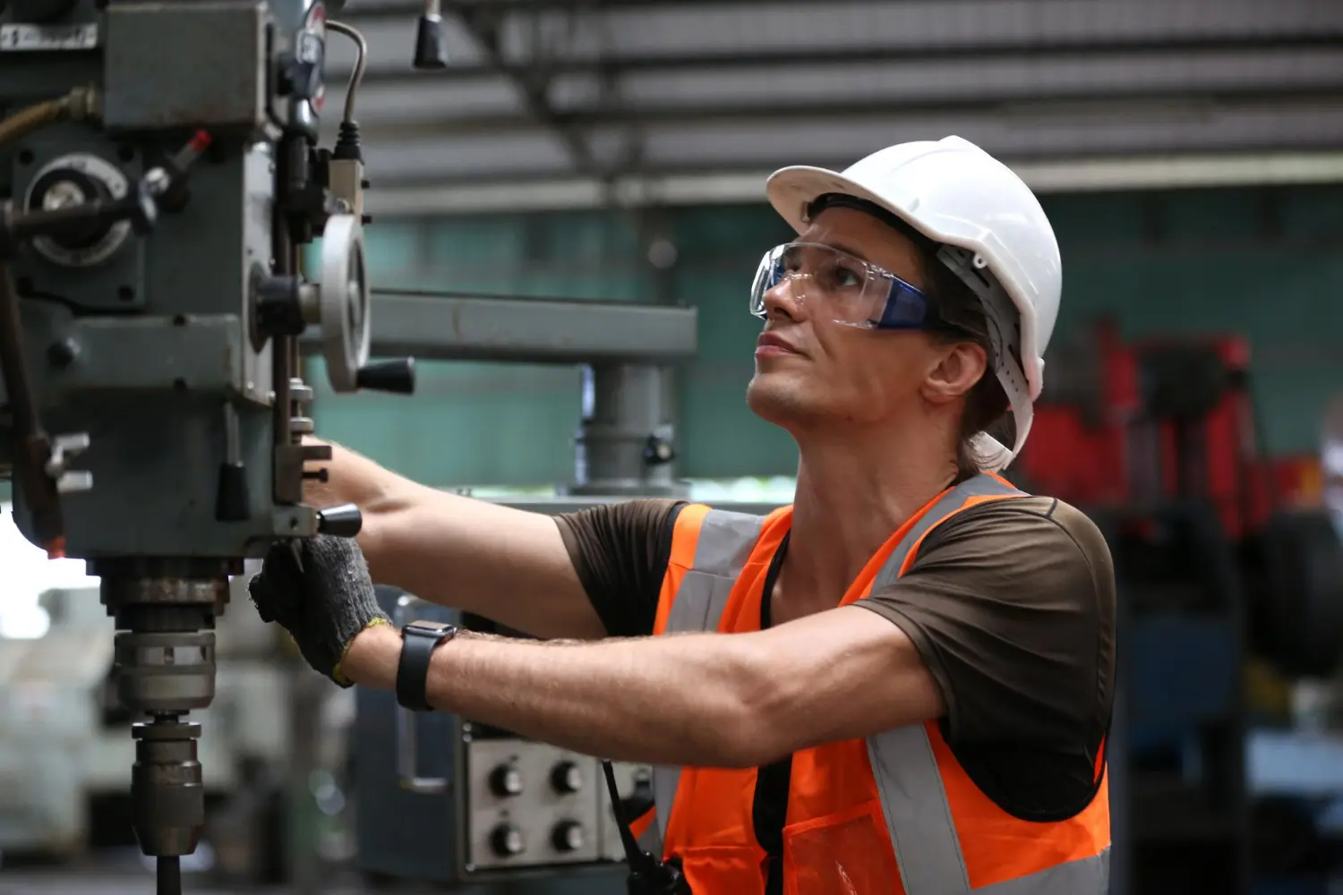 Técnico executa manutenção industrial em máquina na fábrica