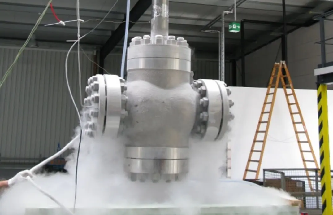 Imagens de cilindros de gases, simbolizando o uso de válvulas criogênicas na indústria de oxigênio e nitrogênio.