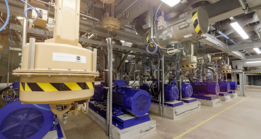 Técnico com dispositivo auricular inspecionando equipamentos em busca de identificar válvulas ruidosas.