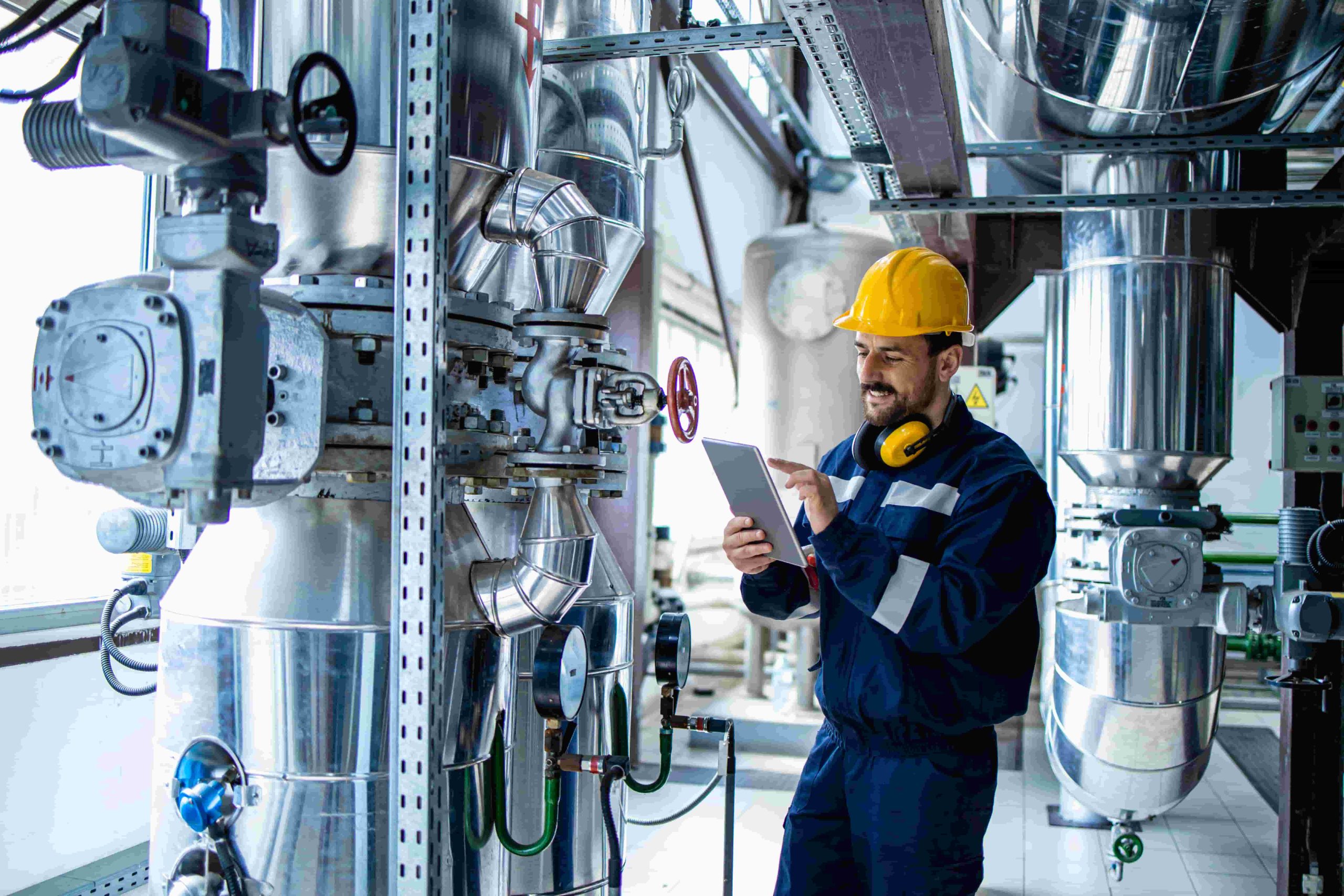 Imagem de um engenheiro fazendo o controle de segurança funcional em uma planta industrial, representando o SAMSON SIL.