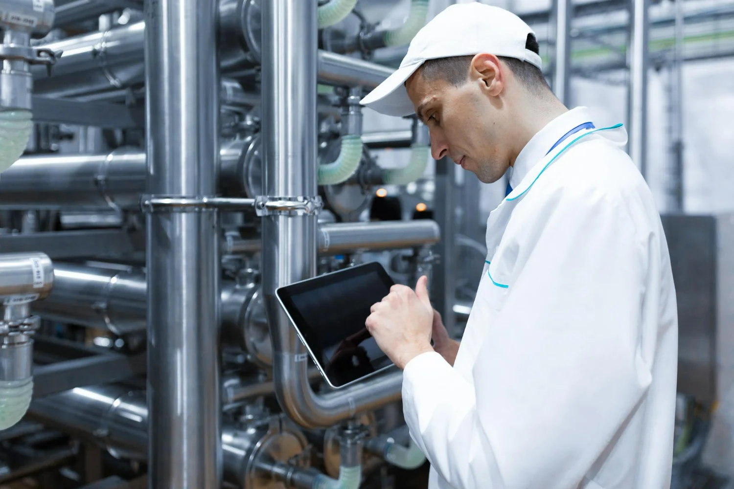 Profissional acompanha instrumentação e tubulações de uma planta industrial com Sistema Instrumentado de Segurança (SIS).